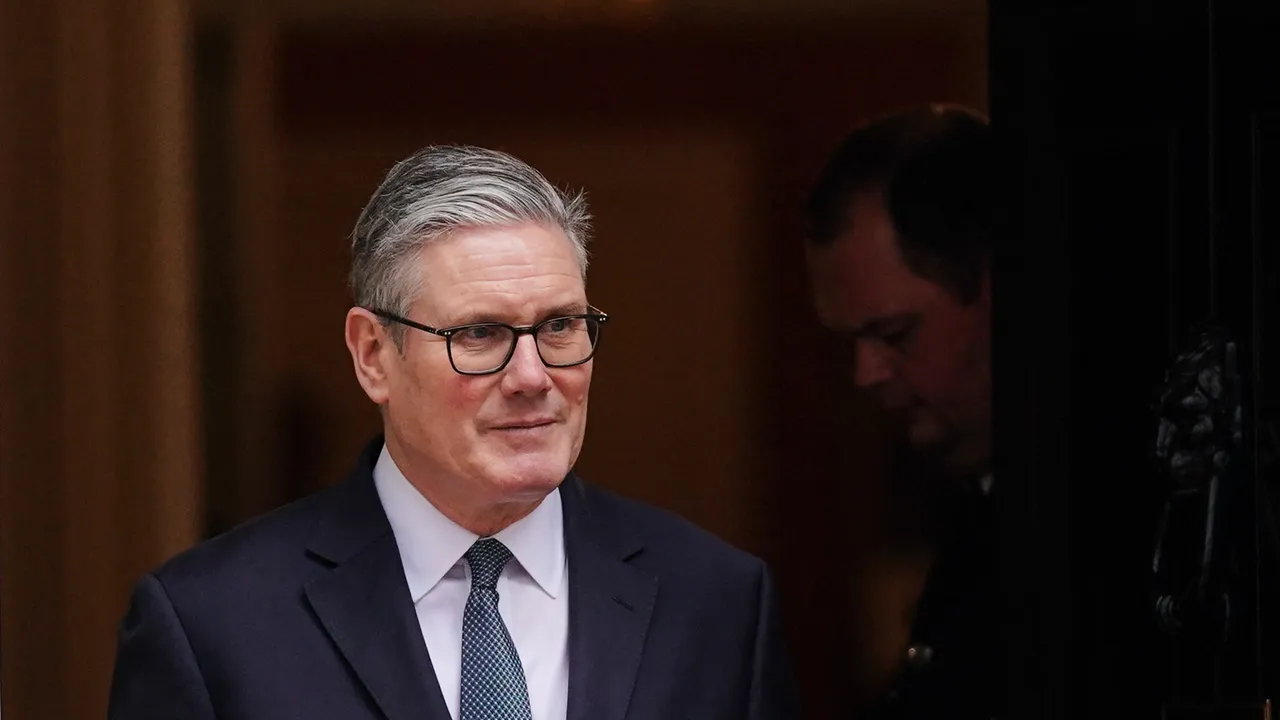 "От златна ера към ледникова епоха". Стармър пътува за Китай