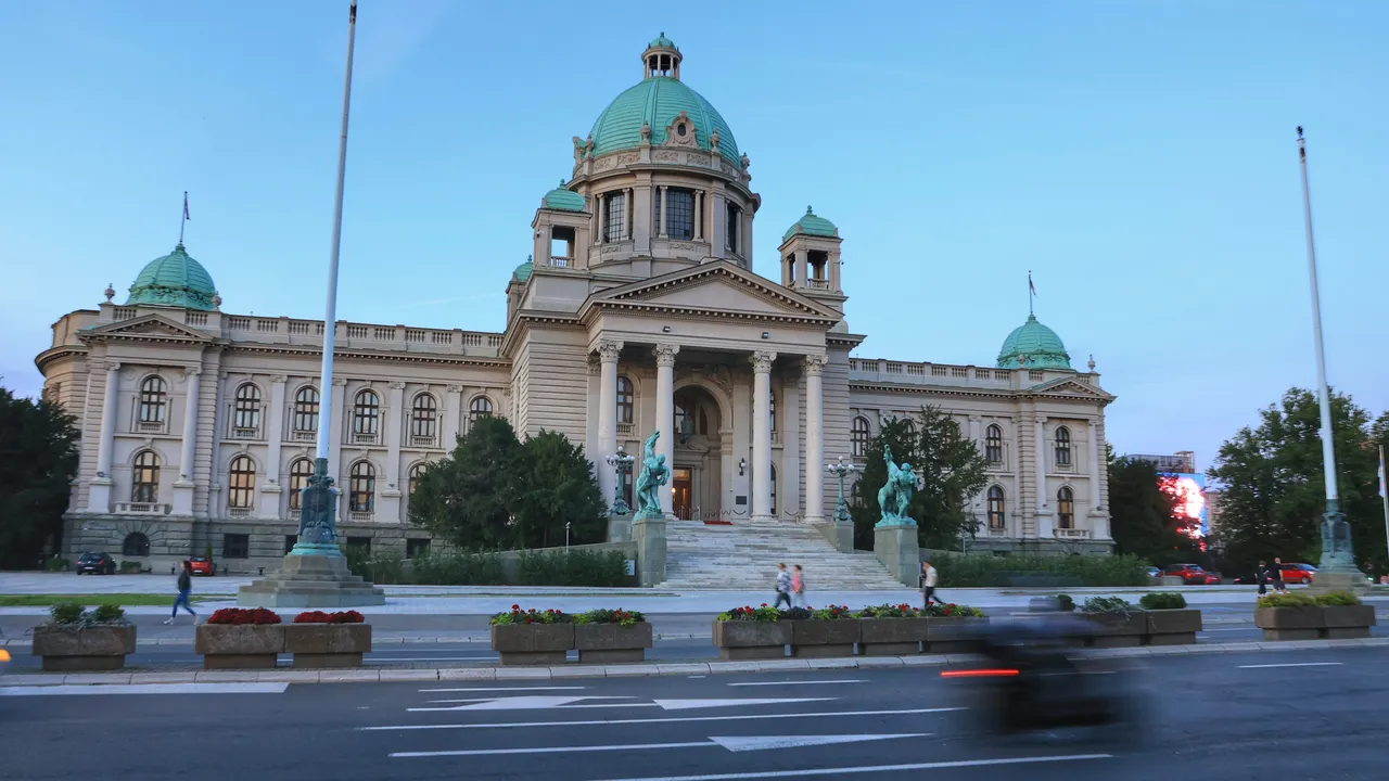 Брюксел остро критикува Белград за съдебните закони