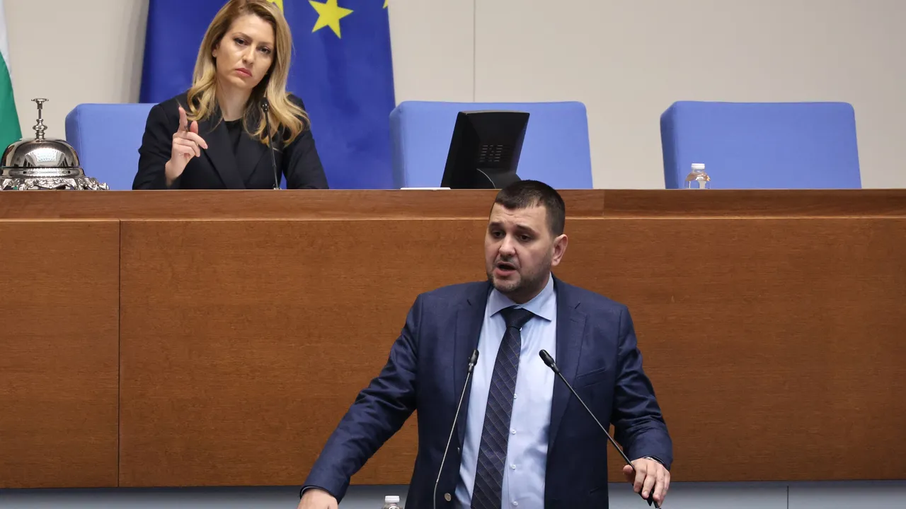 Минута мълчание в парламента за жертвите на комунистическия режим