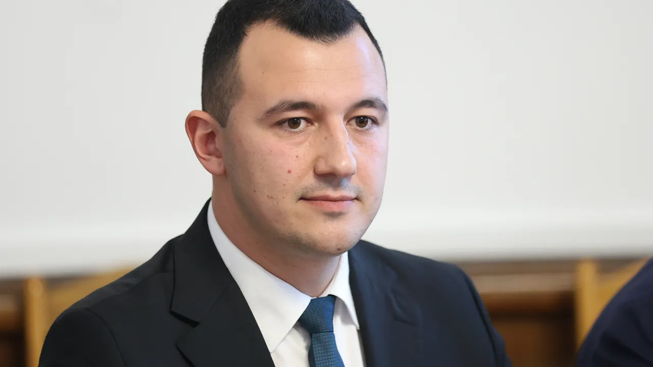 Вълков (БСП): Искаме пълна забрана на никотиновите паучове