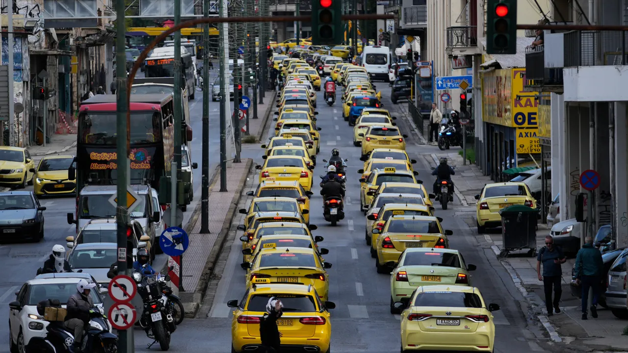 Такситата в Атина с нов протест, ще паркират до офиса на Мицотакис