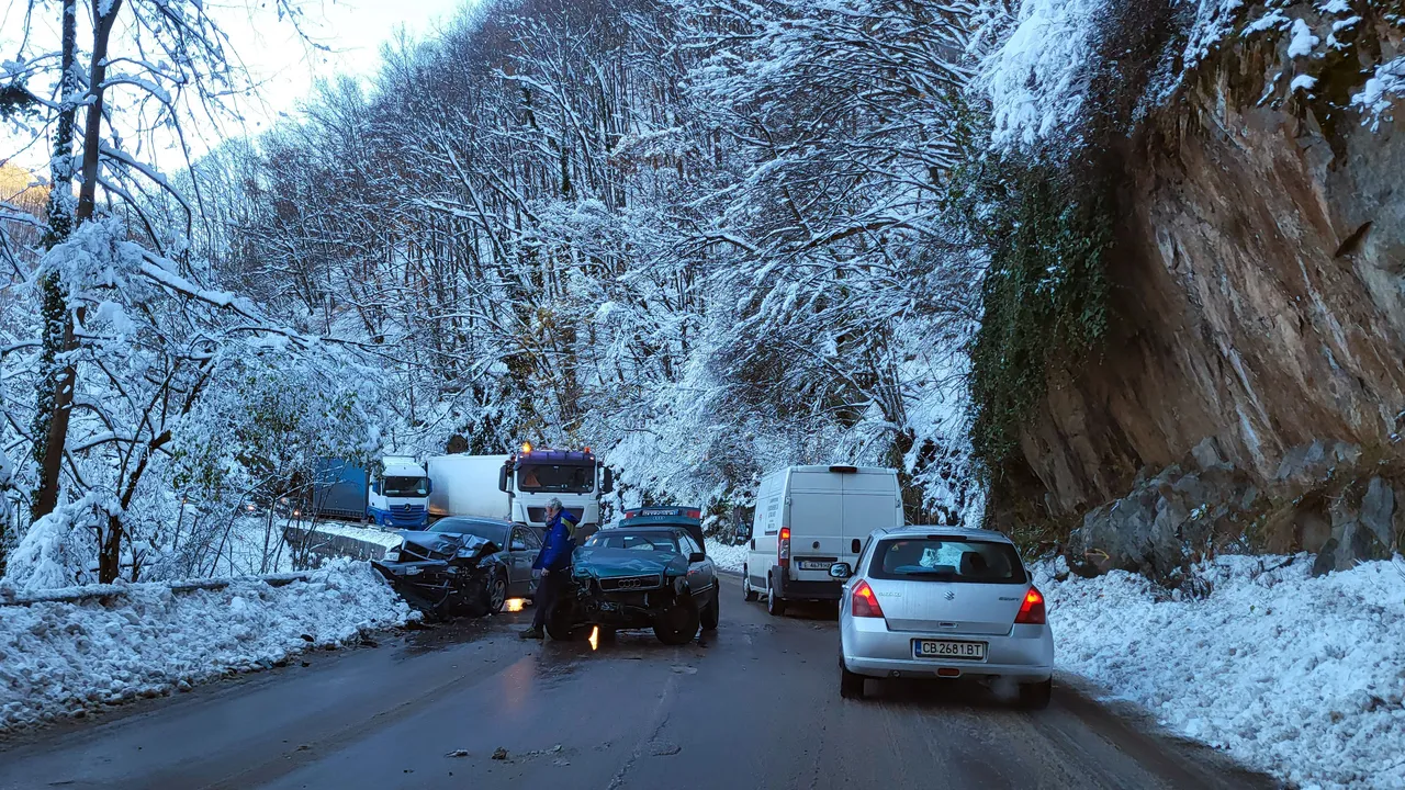 Катастрофа затвори временно пътя София – Самоков