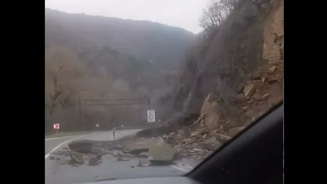 Скална маса блокира движението в Кресненското дефиле