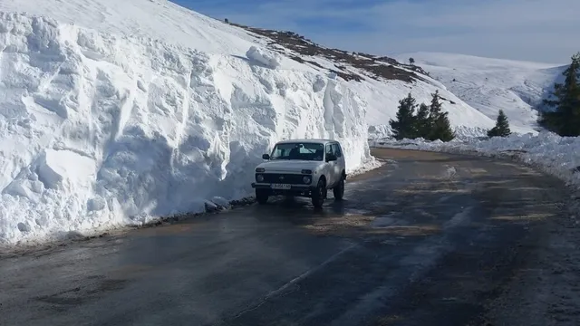 Зимата затвори проходи за тежкотоварни автомобили