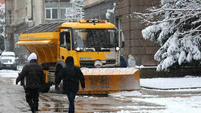 165 снегопочистващи машини в готовност заради снега в София