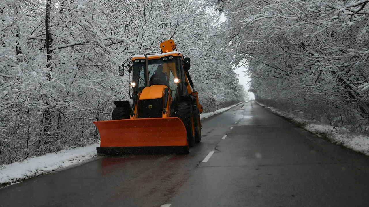 Над 515 машини почистват републиканските пътища при засилен снеговалеж