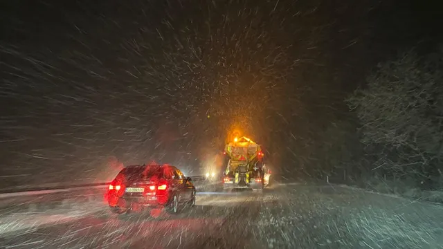 Снегорини почистват и опесъчават автомагистрала „Тракия“