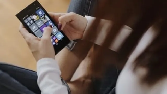 Децата като дигитална плячка: докато други държави забраняват социалните мрежи под 15, България се чуди