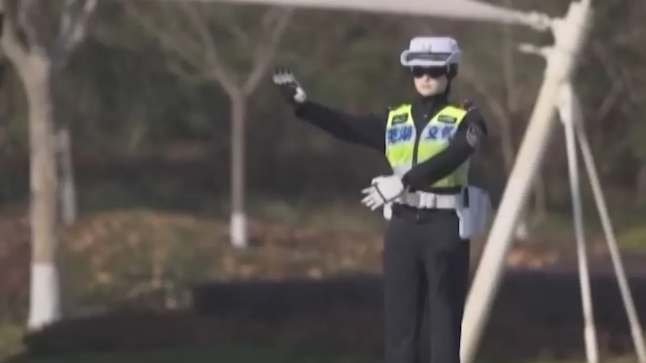 Роботите в униформи: Китай пуска хуманоидни „полицаи“ по улиците