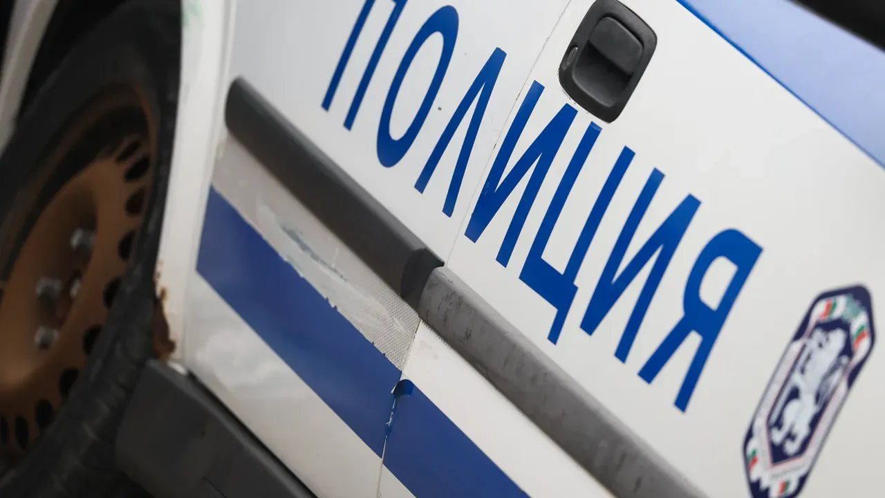 Мъж в неадекватно състояние нападна униформен пред старата сграда на Парламента