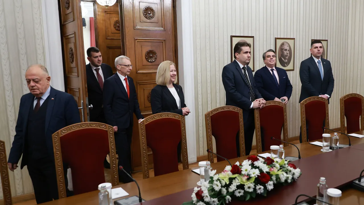 Денков призова да бъдат извадени "подводните мини", заложени от предишния кабинет