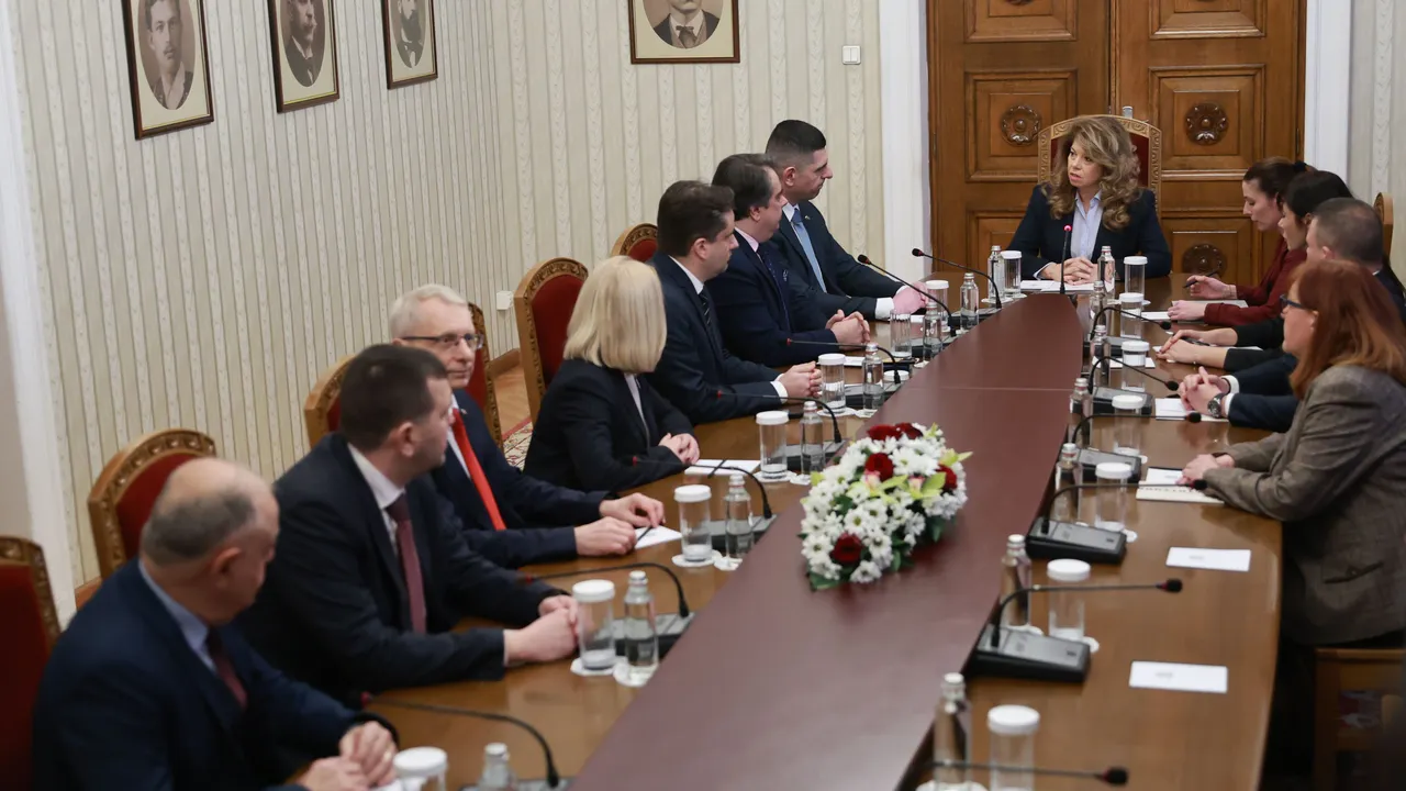 Атанасов поиска рокади в спецслужбите на срещата с Илияна Йотова