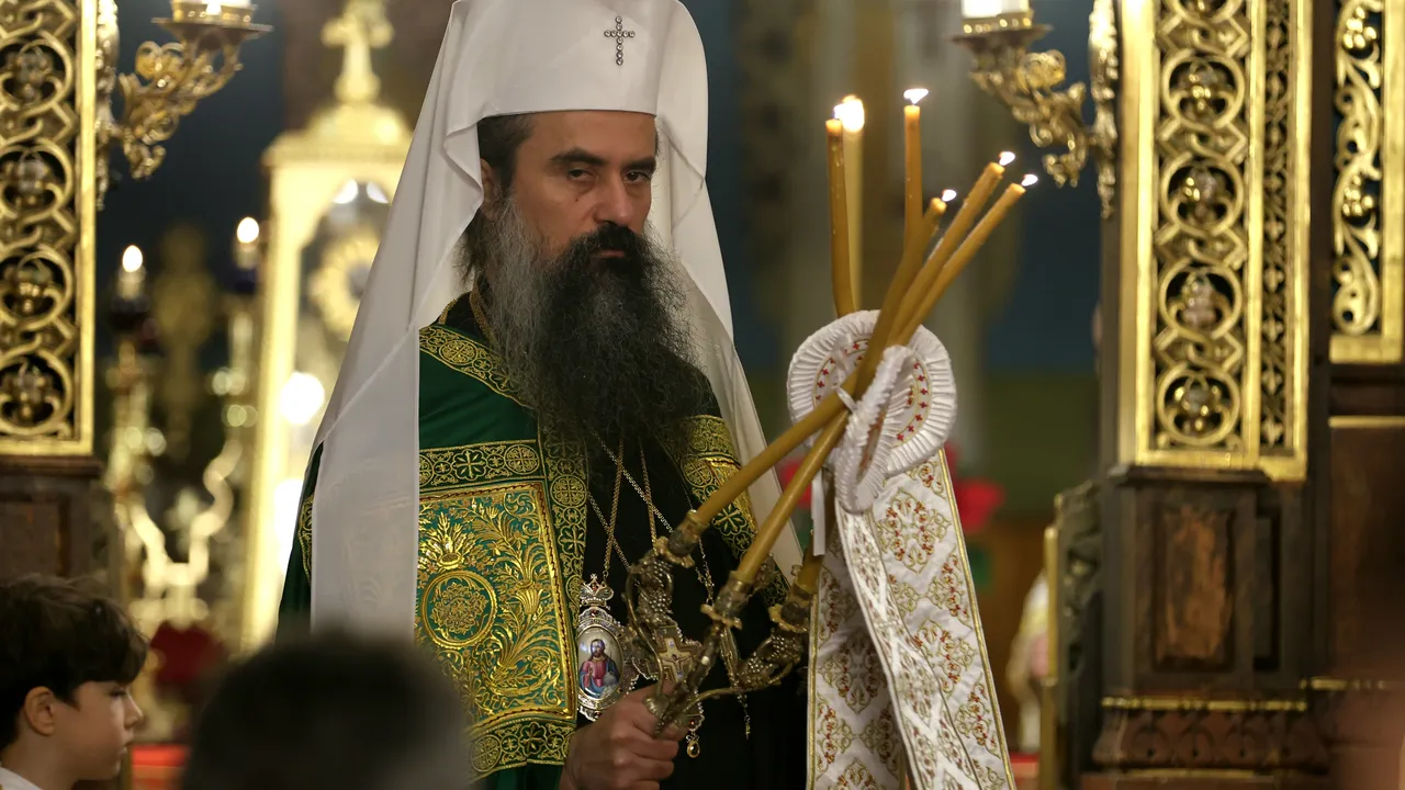 Патриарх Даниил отслужи литургия в Руската църква в присъствието на Митрофанова и Симеон Сакскобургготски