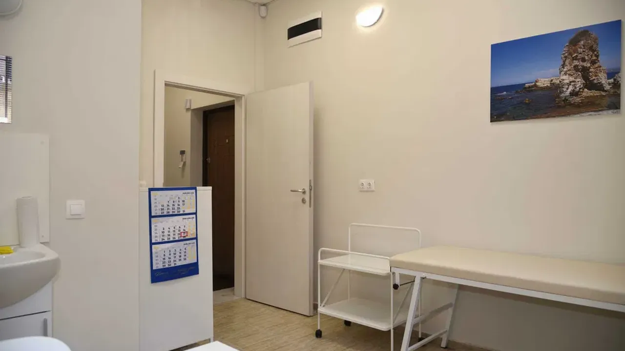 Скандал със скрити камери: интимни видеа от гинекологичен кабинет се появиха в порносайтове