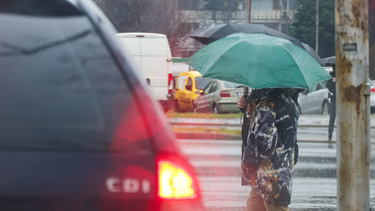 Утре: червен код за силни валежи в Смолян и Кърджали, поледици в Северна България