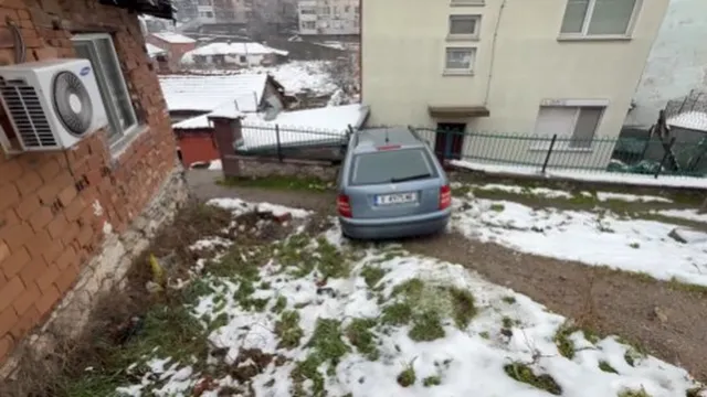 Автомобил без шофьор се заби в ограда на къща в Хасково (ВИДЕО)