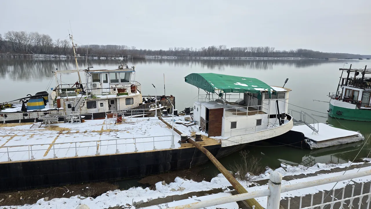 Три откъснали се баржи трошат инфраструктура по Дунав