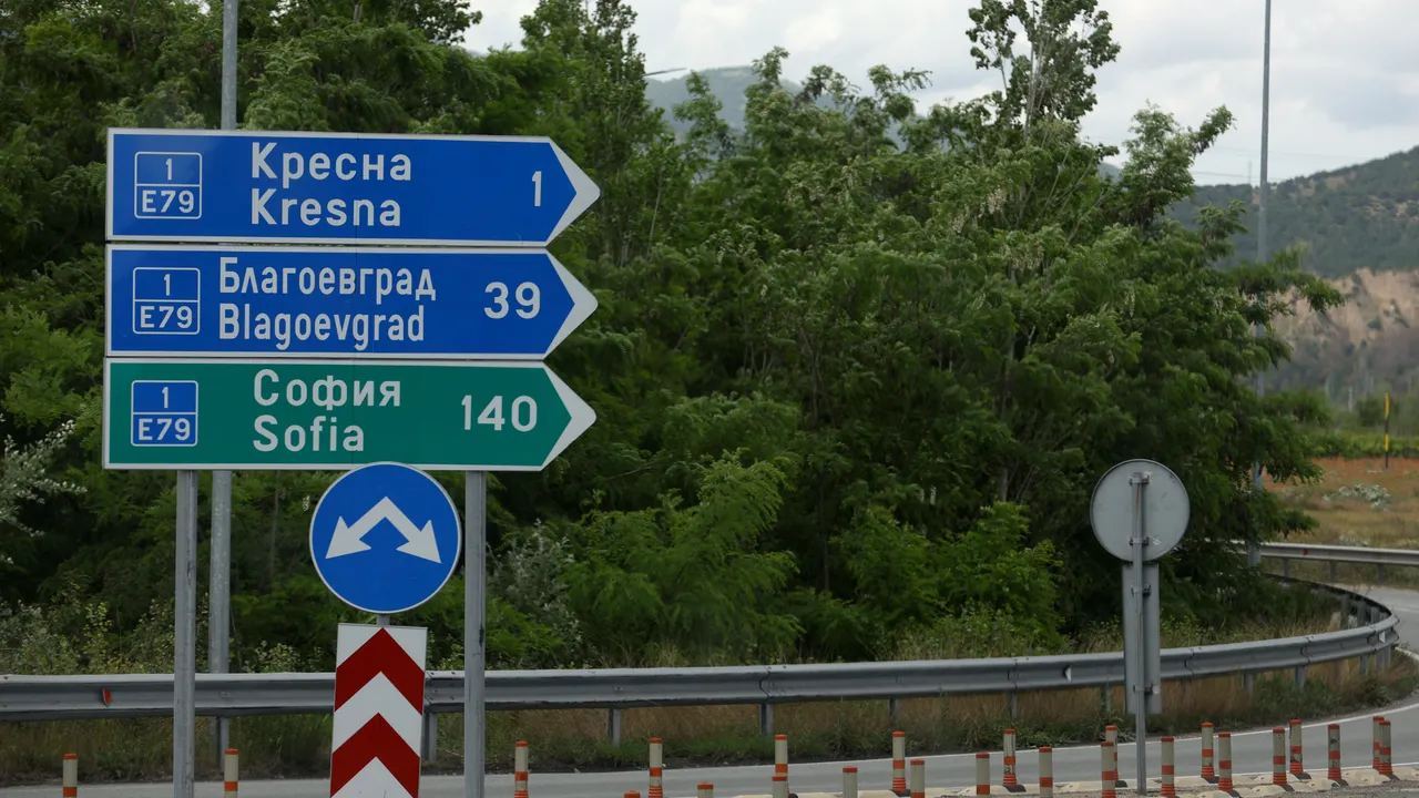 Временно движението по път I-1 София-Кулата при 392+000 км е в една лента