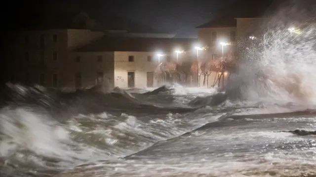 Хърватия е ударена от силен циклон – морето наводни крайбрежието в Далмация