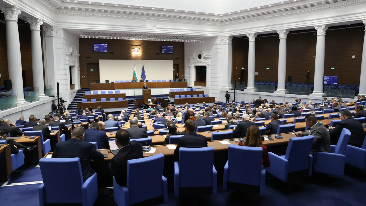 До приемане на второ четене на ИК: Депутатите си удължиха работното време