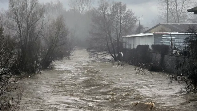 Реката в родопското село Кирковско преля - наводнена е автогарата и някои пътища