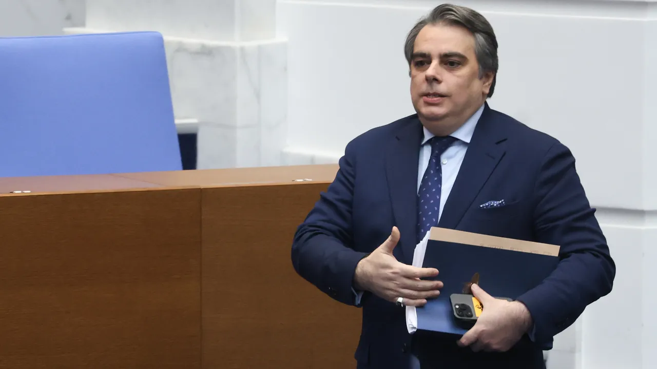 Асен Василев говори 80 минути от трибуната в НС. Обиниха го в "пърформанс"