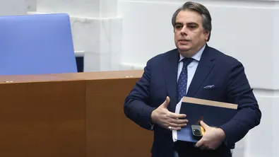 Асен Василев говори 80 минути от трибуната в НС. Обиниха го в "пърформанс"