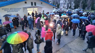 Варналии протестират срещу закриването детското отделение към МБАЛ "Св. Анна"