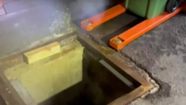 Тръба на „Топлофикация“ наводнява мазе на жилищен блок в столичния кв. "Дианабад"