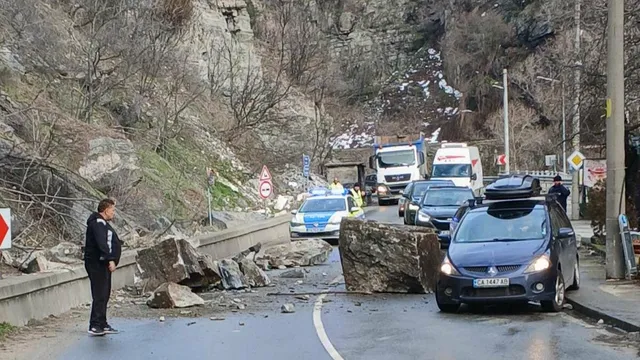 Скална маса временно затвори пътя Варвара – Велинград край Варварски бани