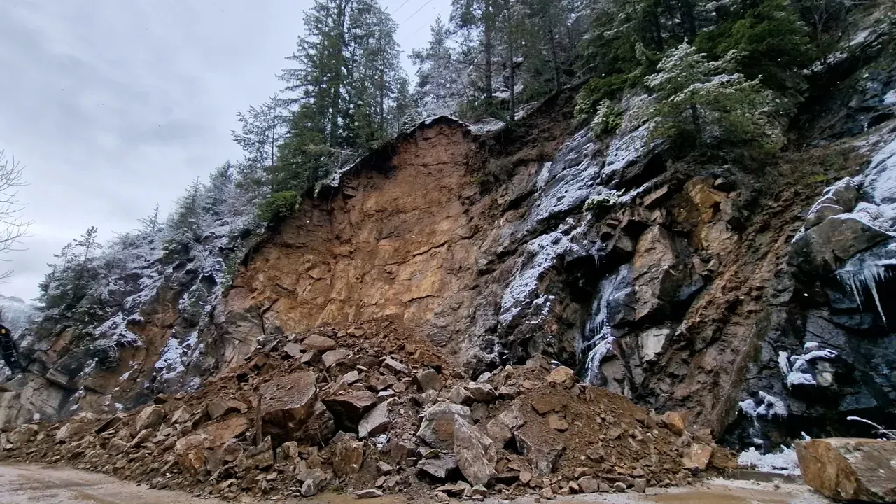 Свлачище затруднява движението пътя Девин - Михалково