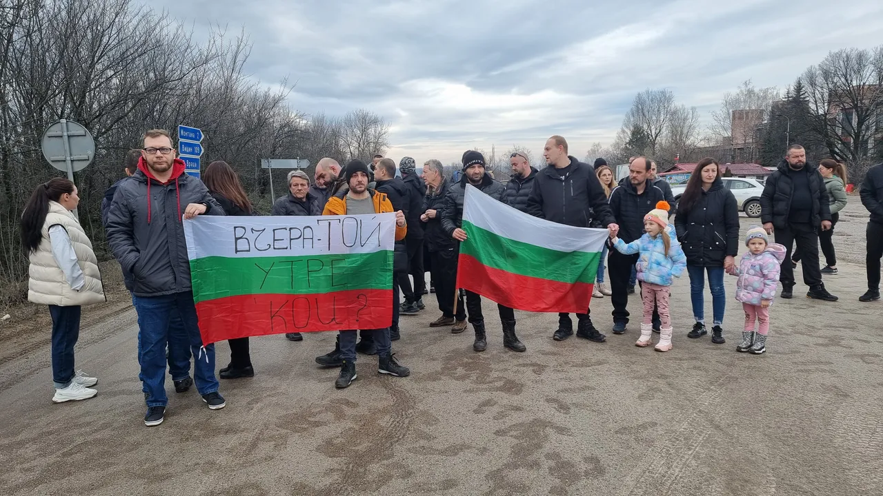 Блокираха пътя край Монтана с искане за спешен ремонт