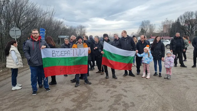 Блокираха пътя край Монтана с искане за спешен ремонт