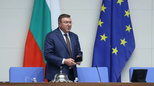 Костадин Ангелов за датата на вота: Чакаме някой да си нареди проекта