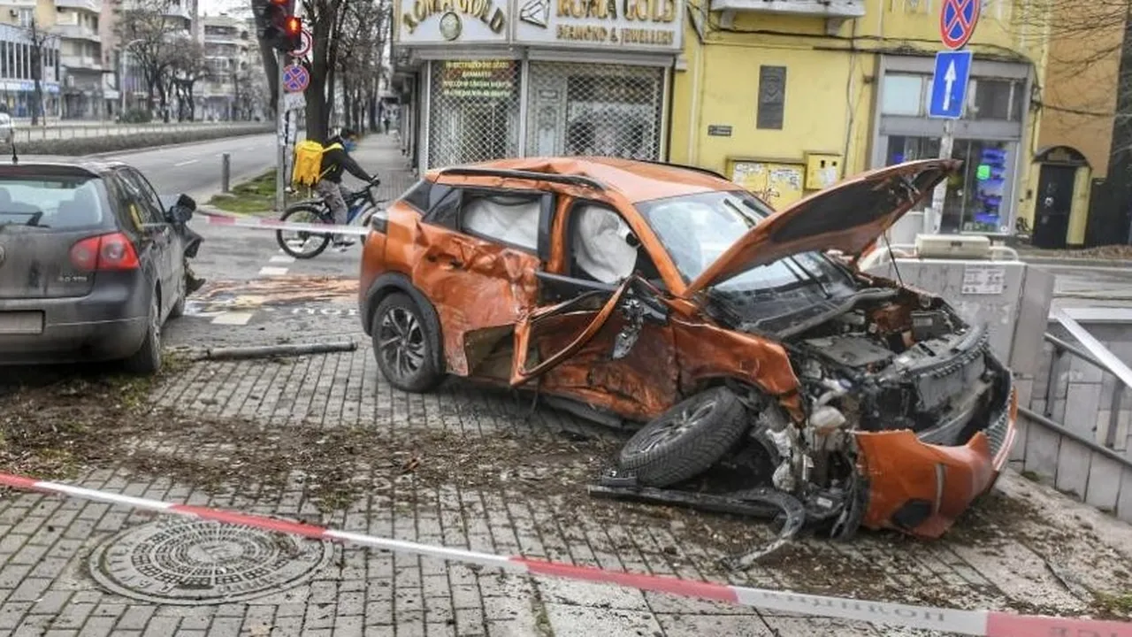 Тежка катастрофа във Варна – кола се вряза в подлез, има пострадали