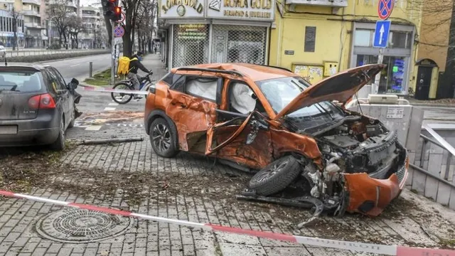 Тежка катастрофа във Варна – кола се вряза в подлез, има пострадали