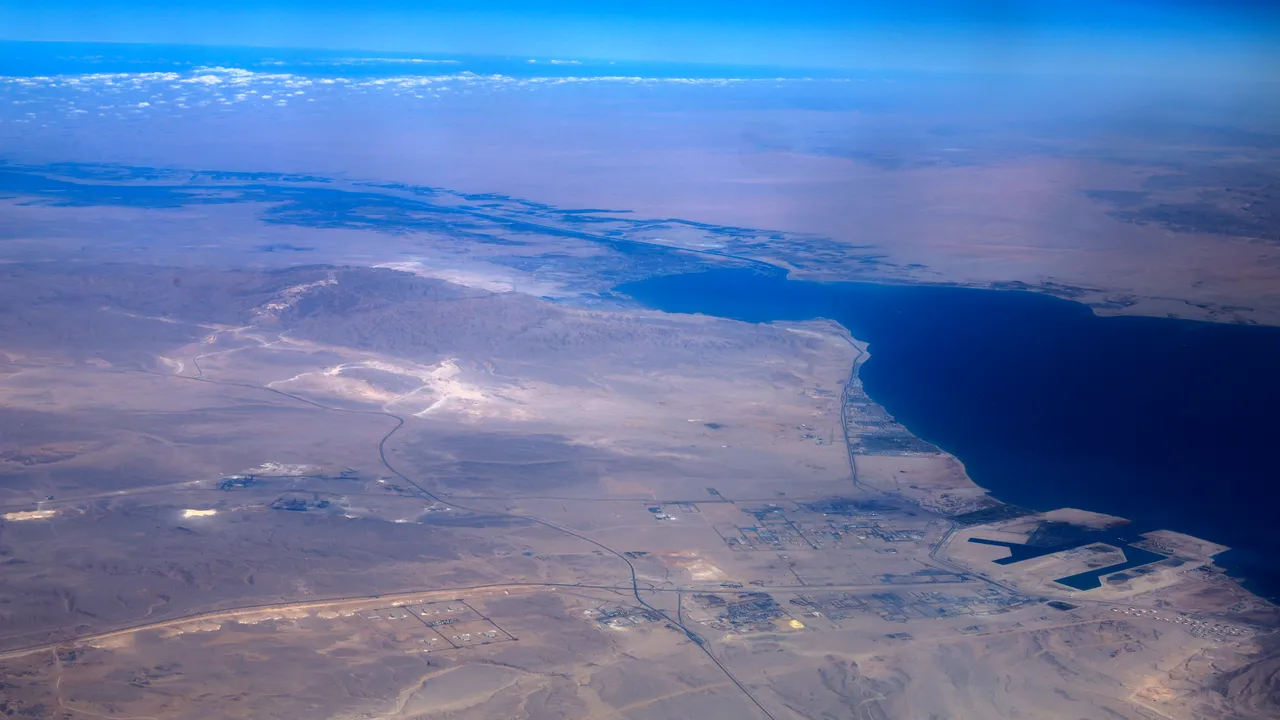 Суецкият канал отчита ръст на приходите и трафика след труден период