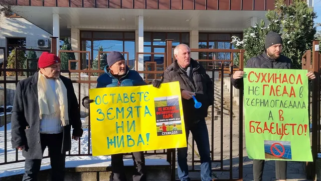 Защо общинари сменят 10 000 дка пасища за улични лампи и помощ на местния футбол?