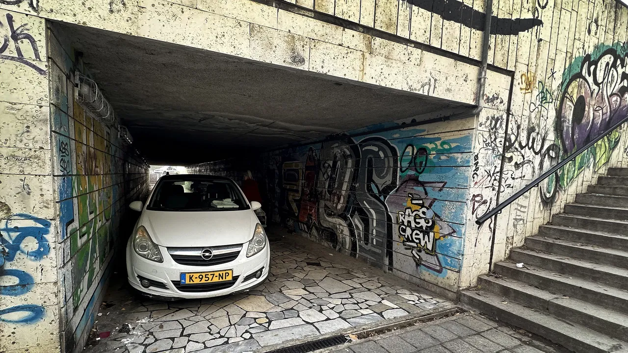 Издирват нападател, многократно намушкал мъж в подлез на Варна