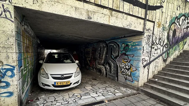 Издирват нападател, многократно намушкал мъж в подлез на Варна