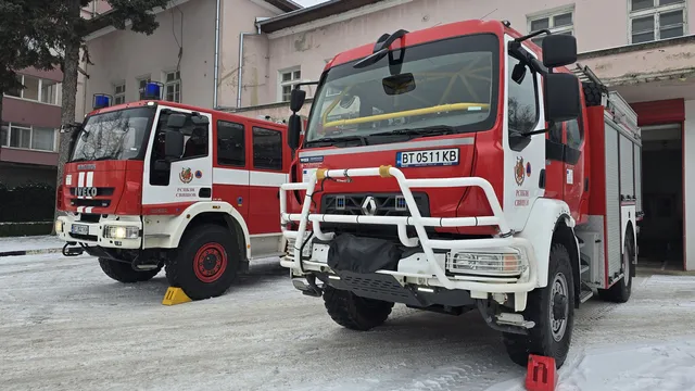 Пожарникари извадиха жена, заклещила се в сандък