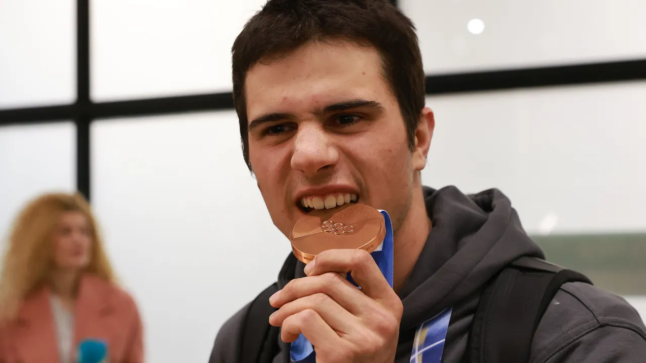 "20-годишен шампион". Бронзовият медалист Замфиров се прибра от Италия
