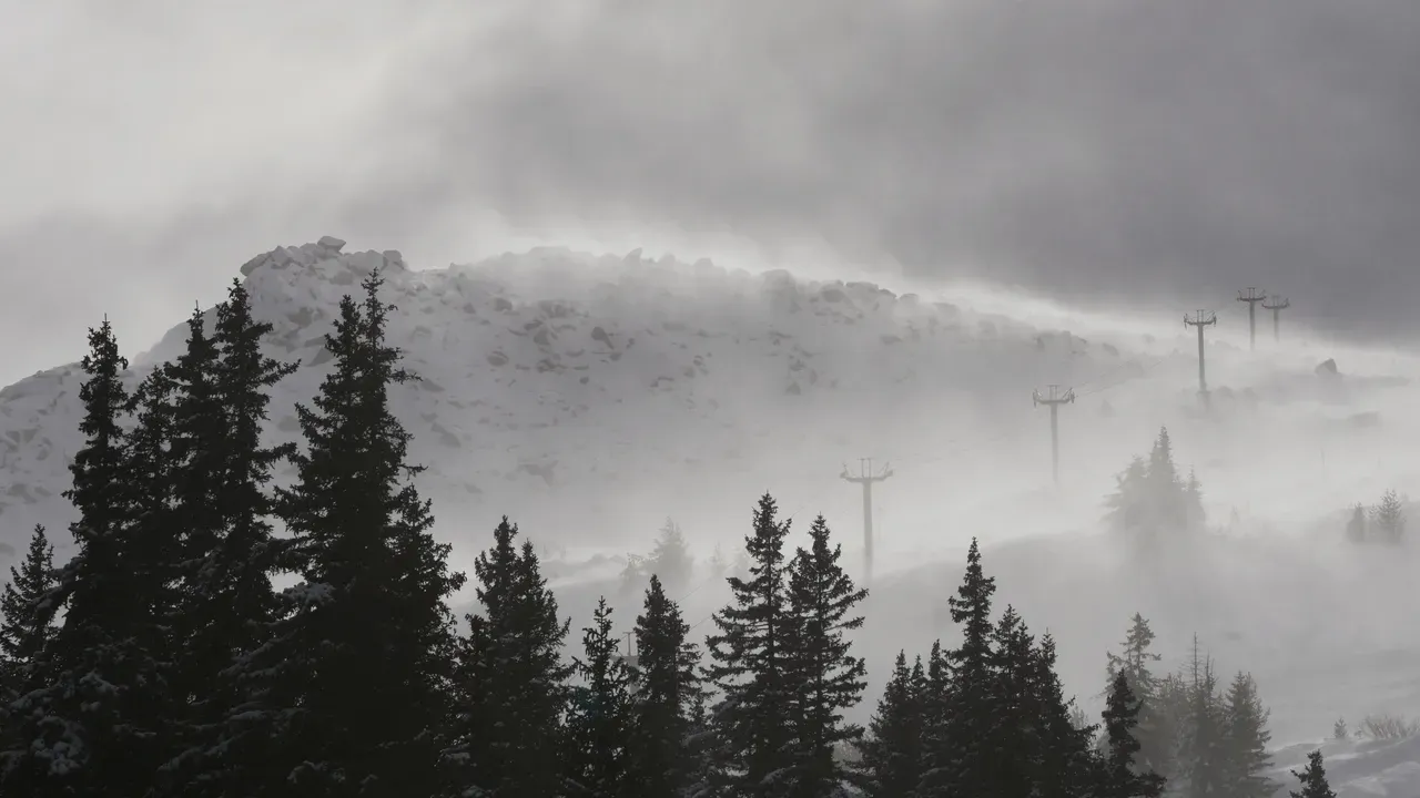 Утре остава облачно. С дъждове по Черноморието и сняг в планините