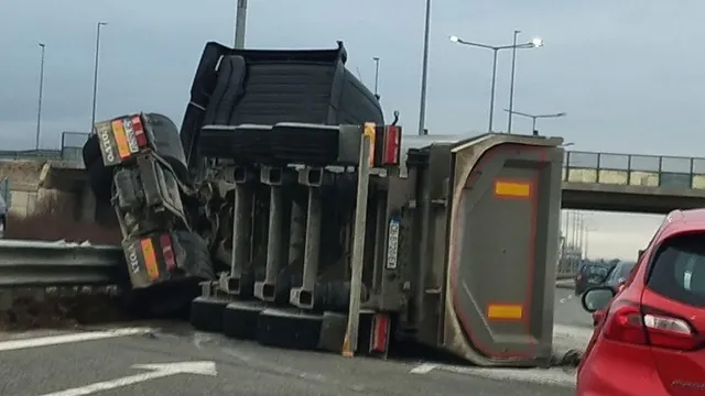 Влекач самокатастрофира на автомагистрала „Европа“