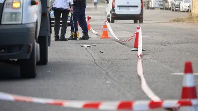18-годишен шофьор катастрофира, пожарникари режат ламарини, за да извадят момиче