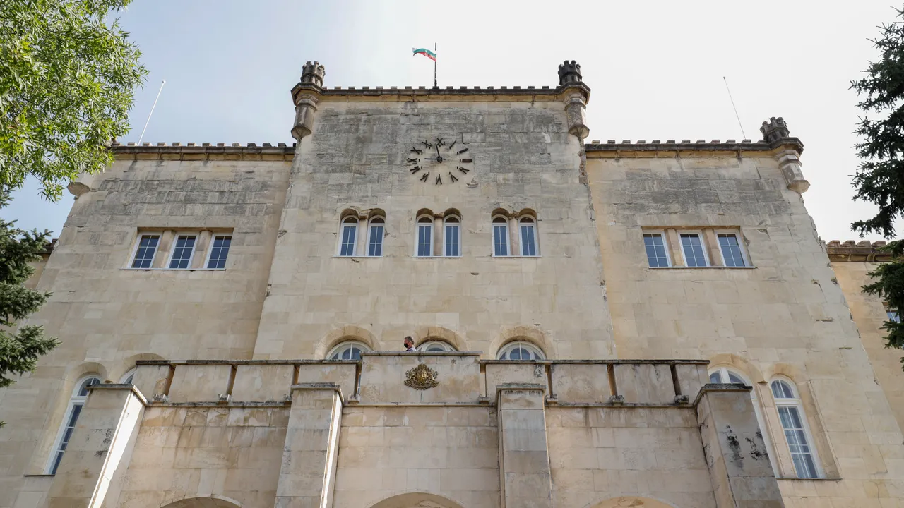 Заради метрото: Изкореняват 15 дървета от парка на Военна академия "Г. С. Раковски"