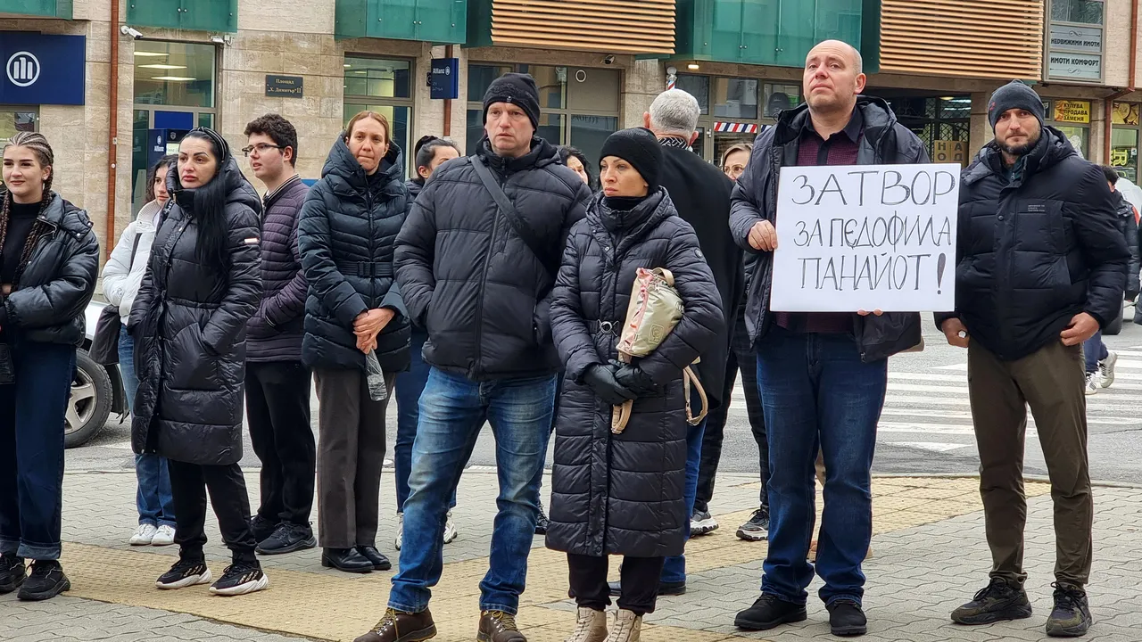 Граждански протест в Сливен с искане за закрила на дете по разследване за блудство