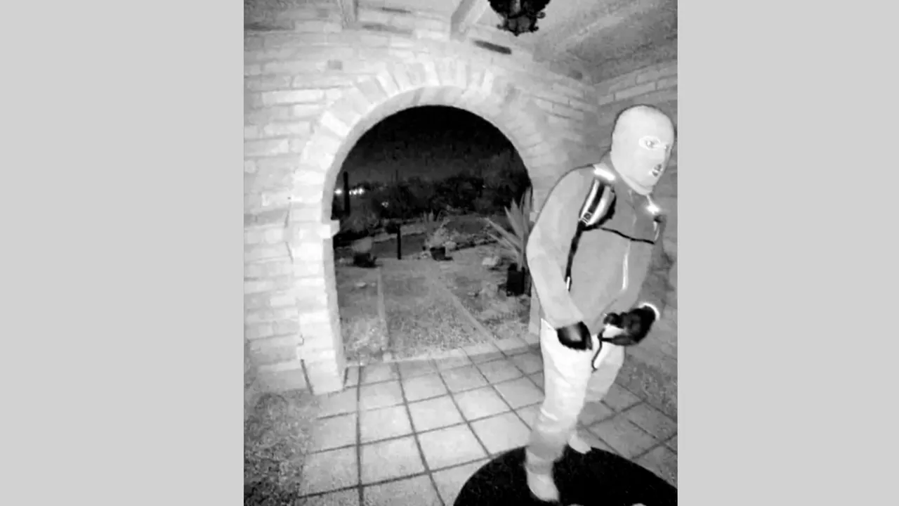 ФБР публикува снимки на въоръжен човек пред вратата на отвлечената Гътри