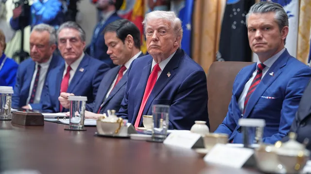 Тръмп е бил информиран за престъпленията на Епстийн още през 2000-те, показват документи