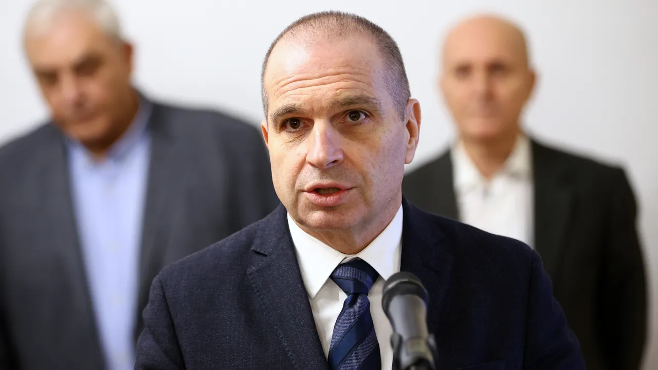 Гроздан Караджов подписа договори за отдаване част от БДЖ на частници